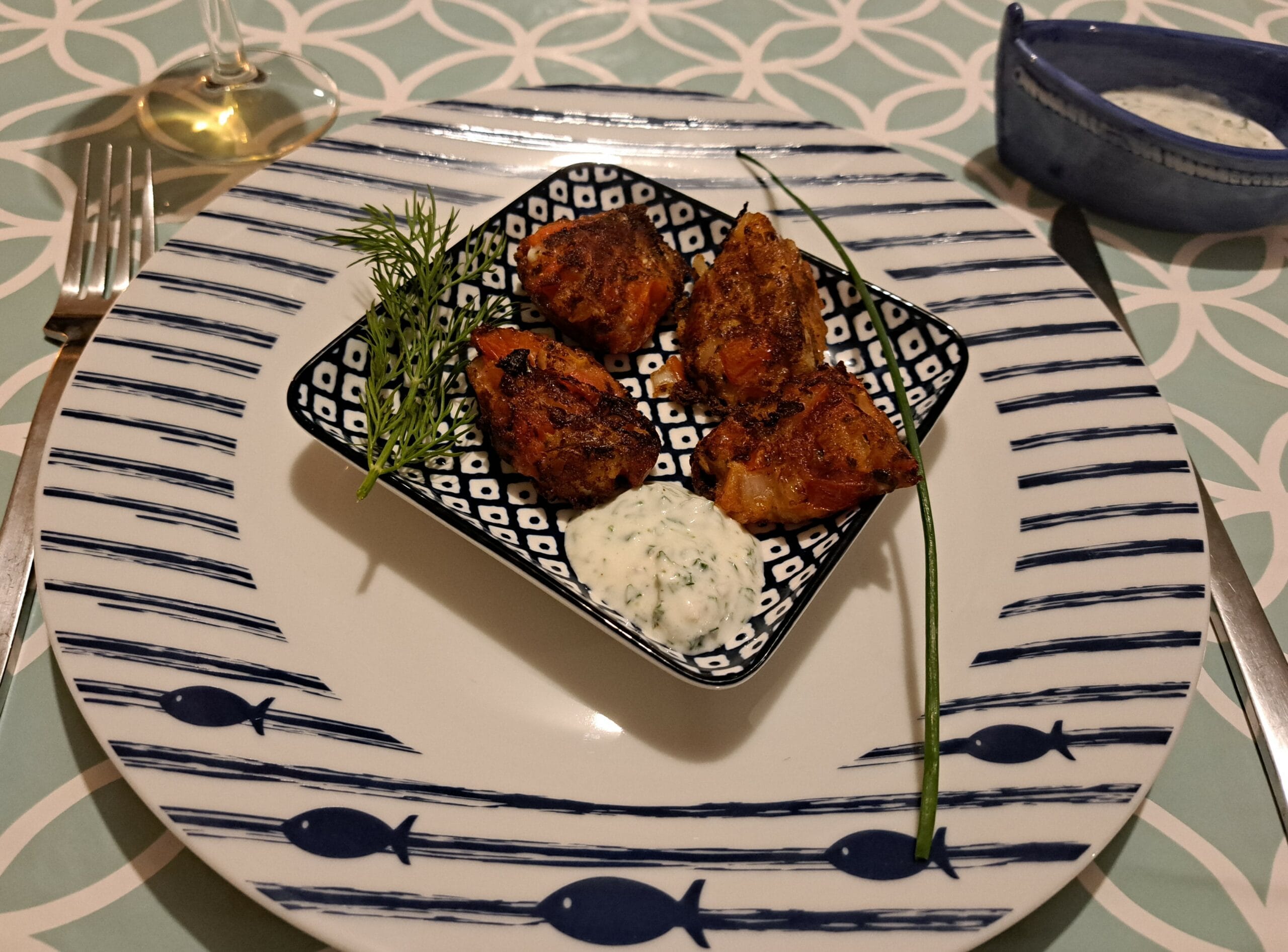 Tomatokeftedes mit Joghurt-Kräutersauce - Griechisches Rezept