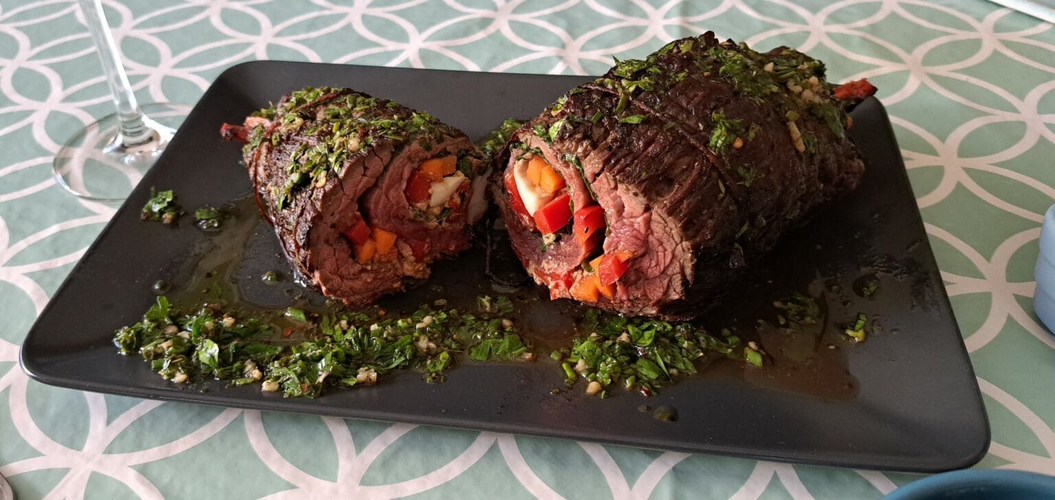 Matambre mit Chimichurri Sauce - Argentinische Fleisch-Roulade Matambre mit Chimichurri Sauce - Argentinische Fleisch-Roulade