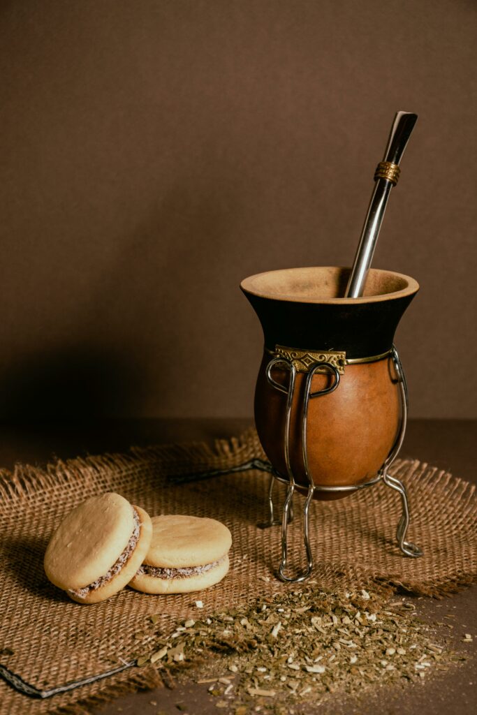 Mate Tee und Alfajores