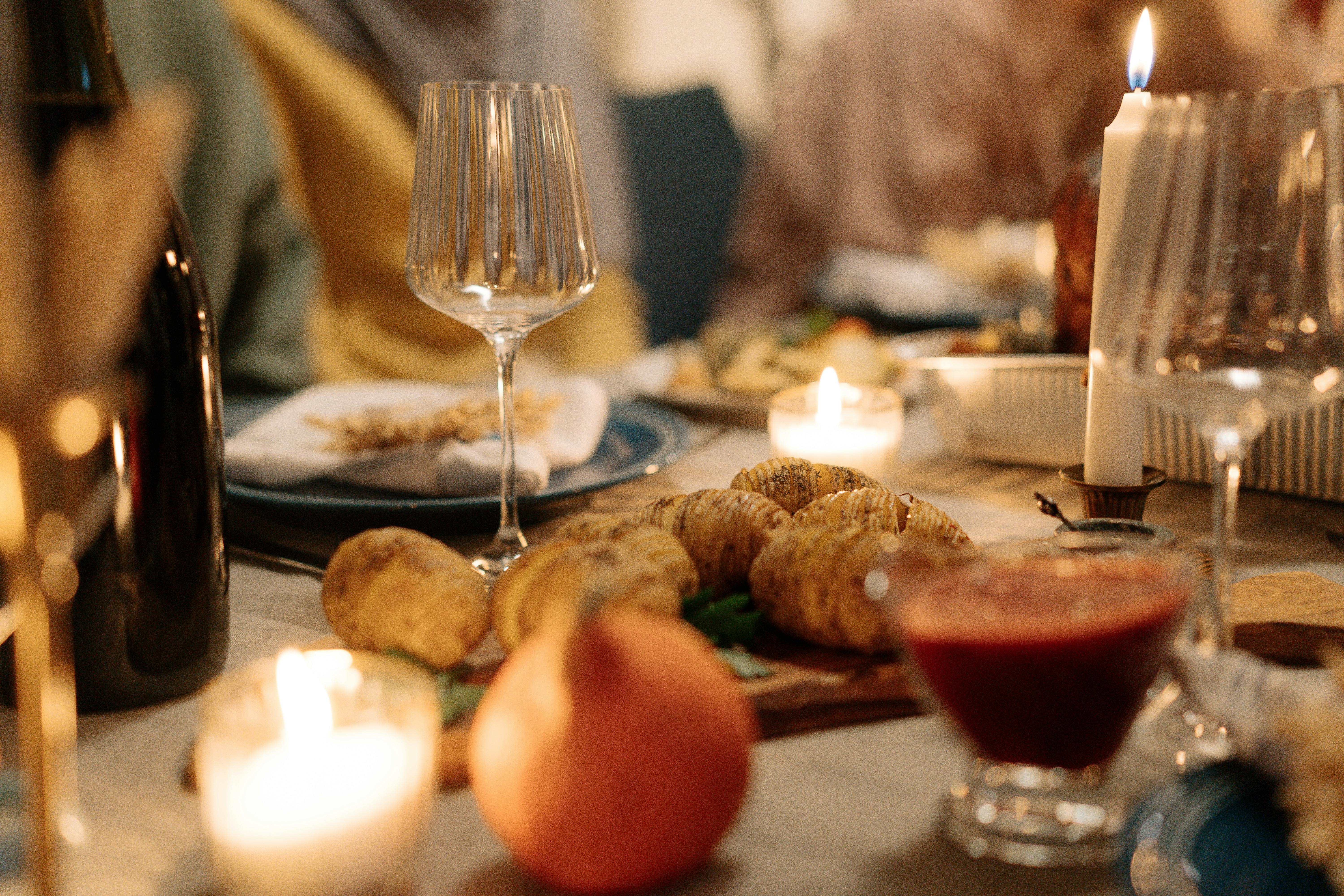 Hasselback-Kartoffeln auf einer Festtafel