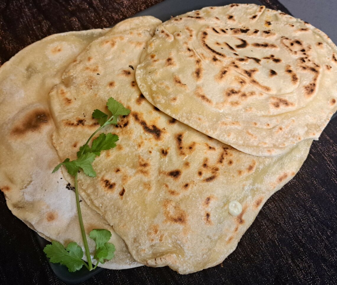 Naan mit Käsefüllung