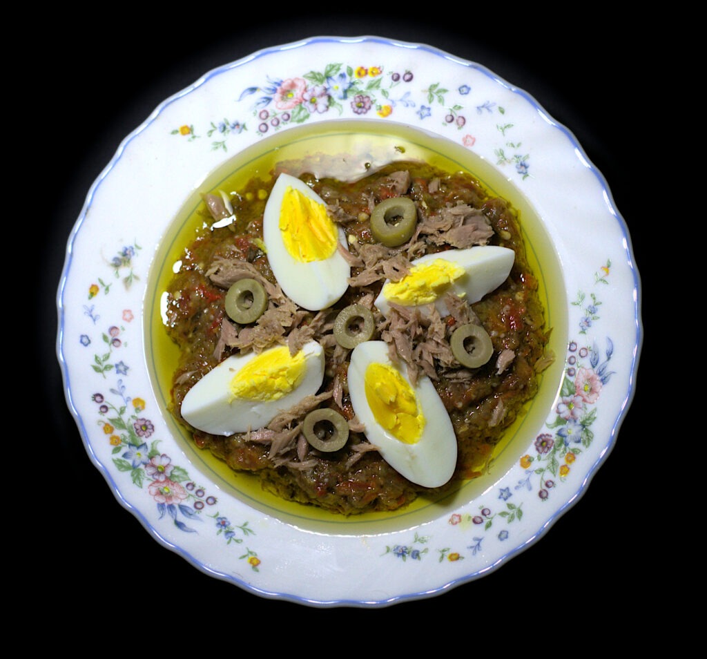 Mechouia Salat mit Oliven und Eiern