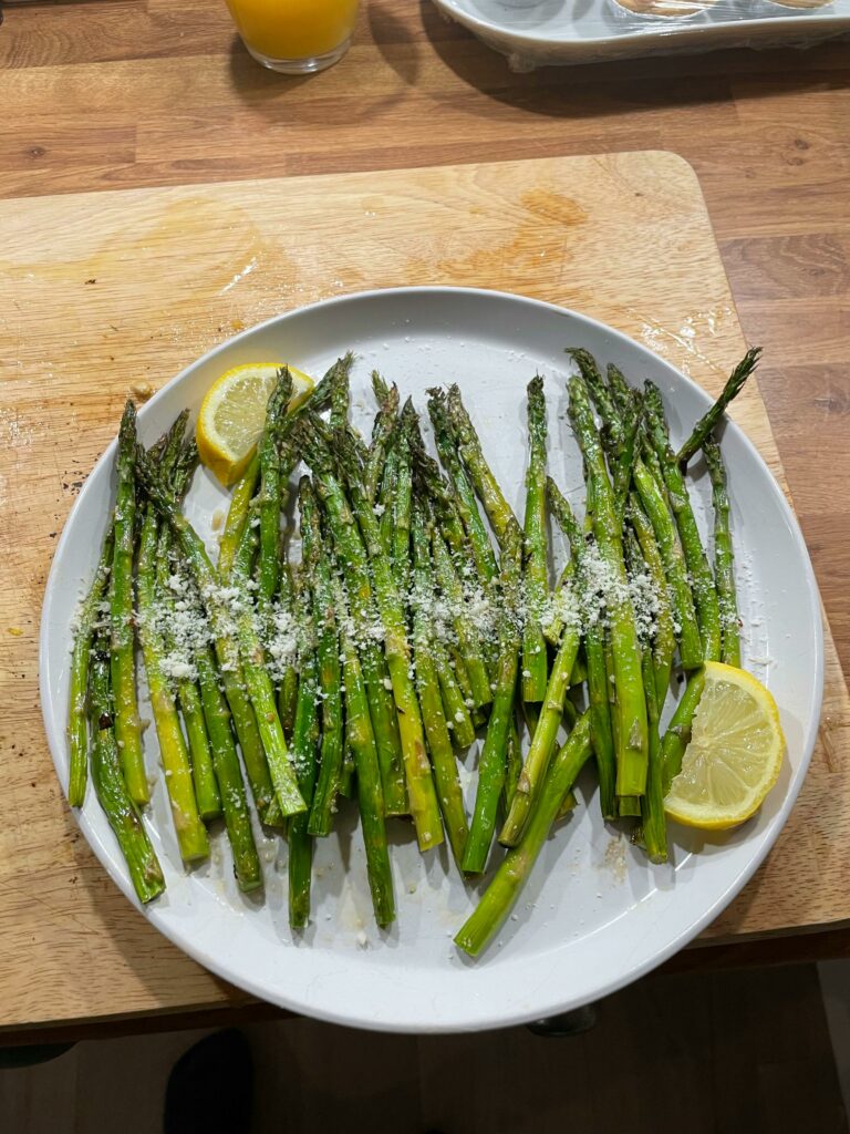 Grüner Spargel mit Parmesan