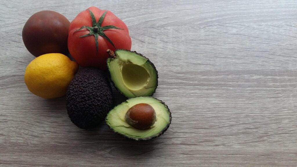 Avocado und Früchte