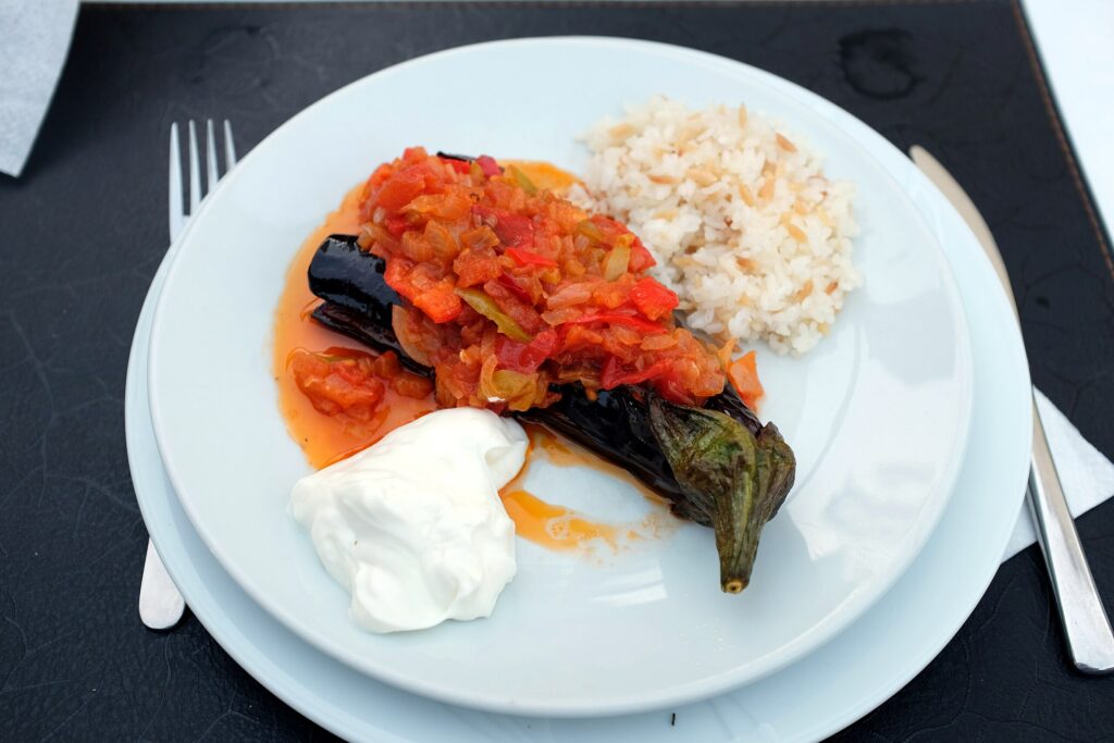 Imam Bayildi mit Joghurt und Reis