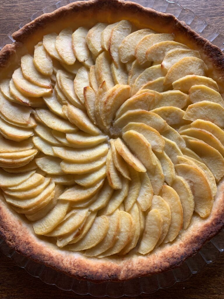 Apfeltarte mit goldbraunen Äpfeln