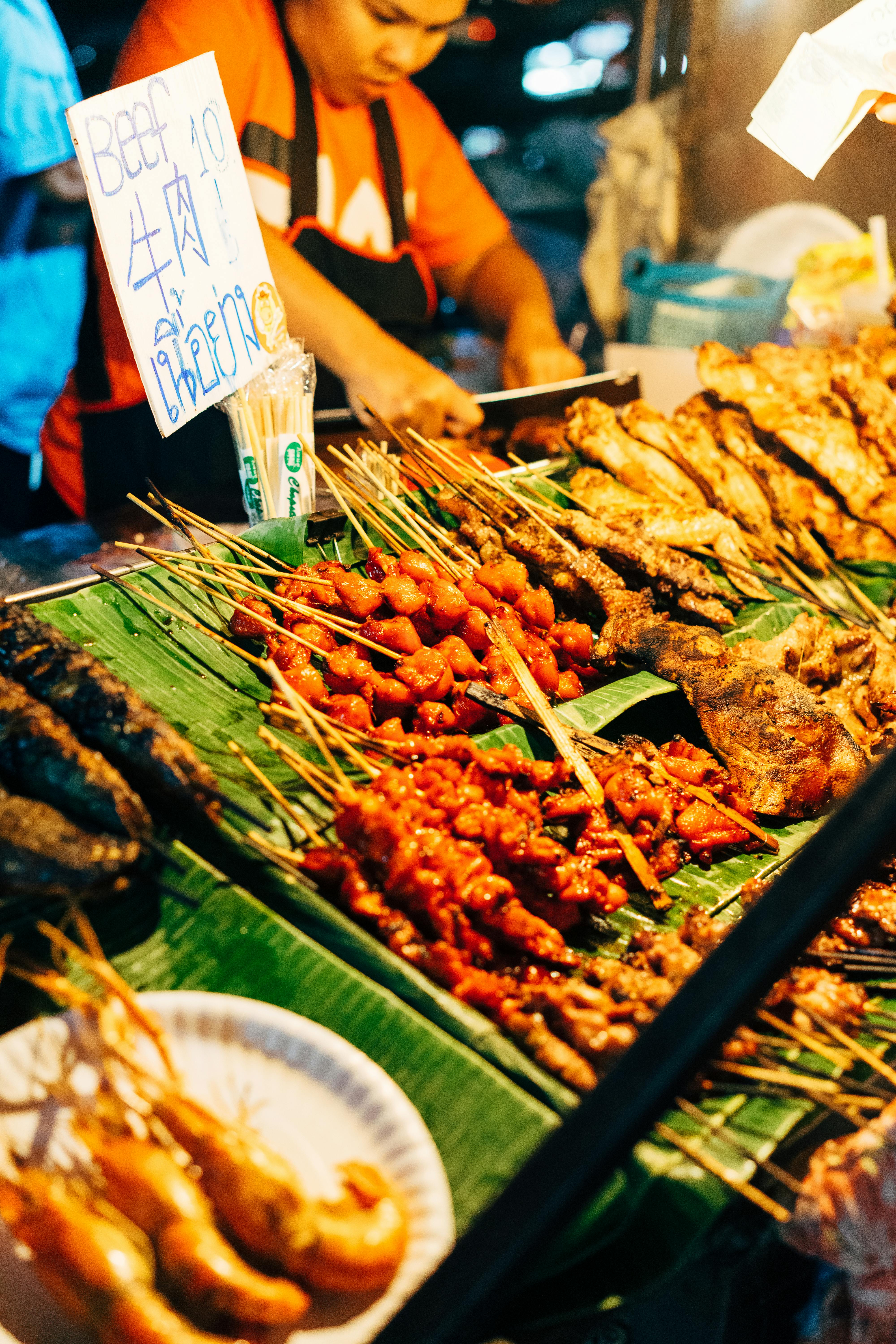 Garnelen-Spieße in Streetfood-Ständen