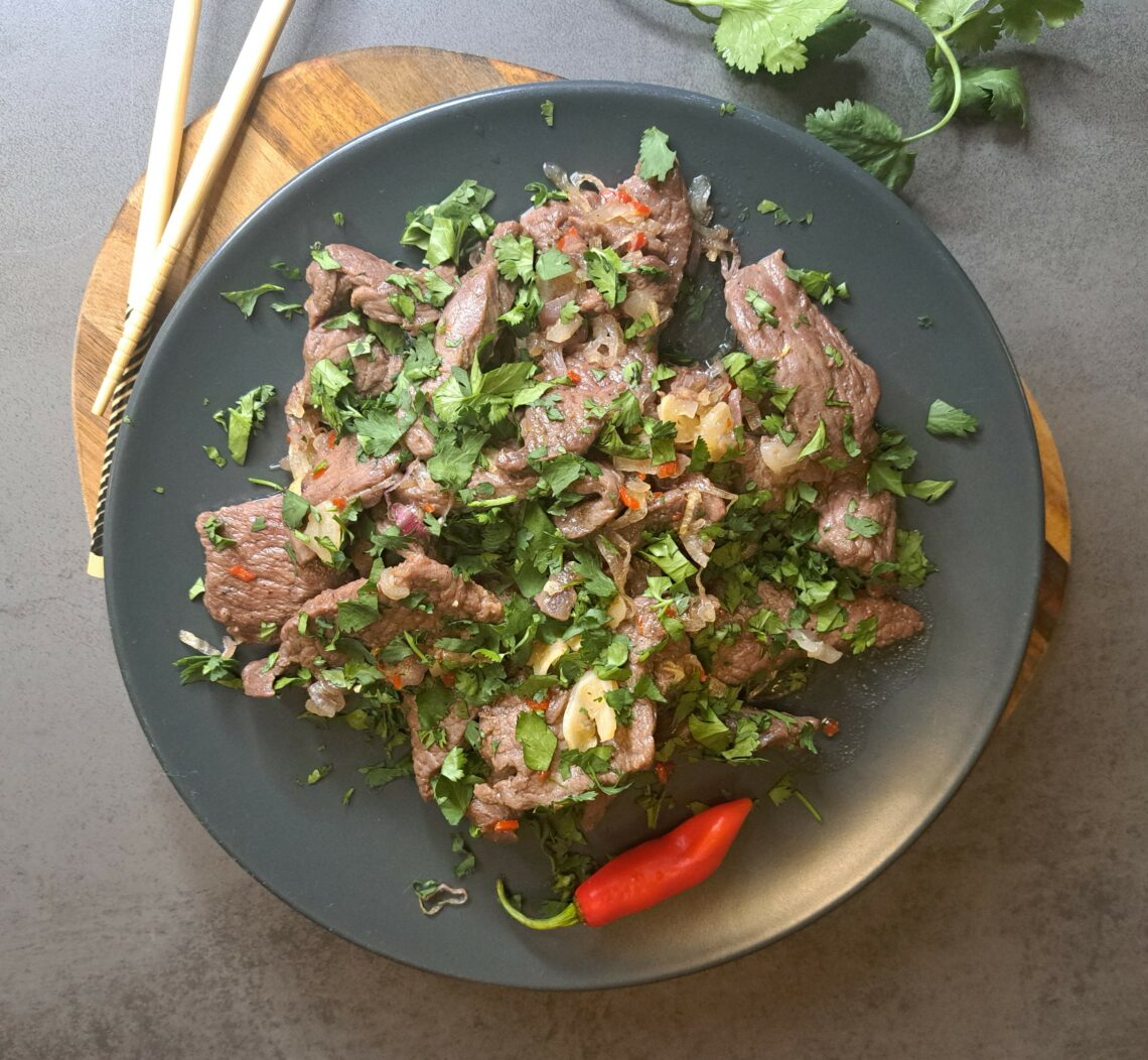 Gesalzenes Rindfleisch mit Schalotten und Koriander - Rezept