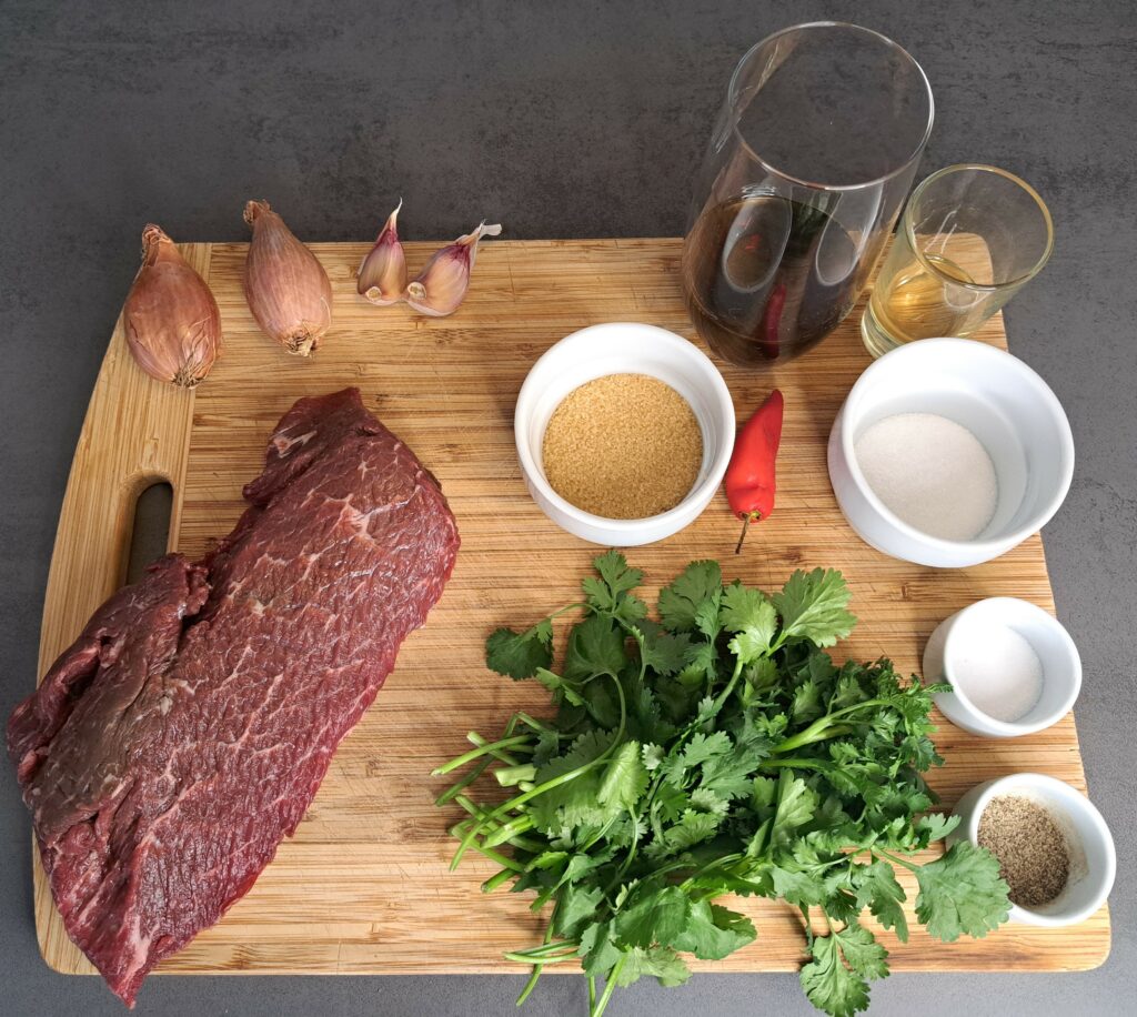 Gesalzenes Rindfleisch mit Schalotten und Koriander - Zutaten
