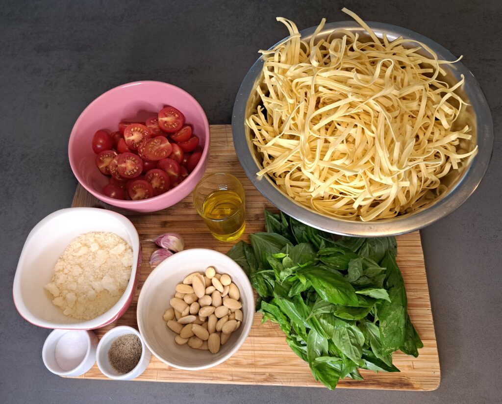 Linguine con pesto alla trapanese – Linguine mit Mandeltomaten-Pesto-Zutaten