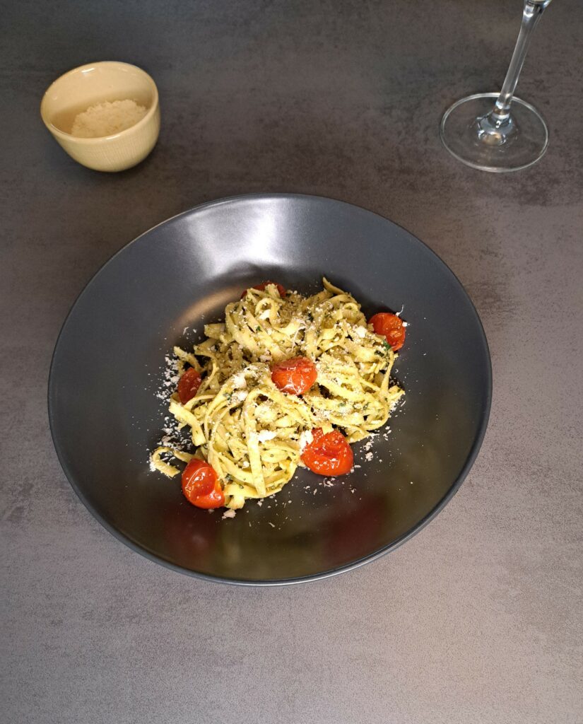 Linguine con pesto e pomodori – Linguine mit Pesto und Tomaten-Lifestyle