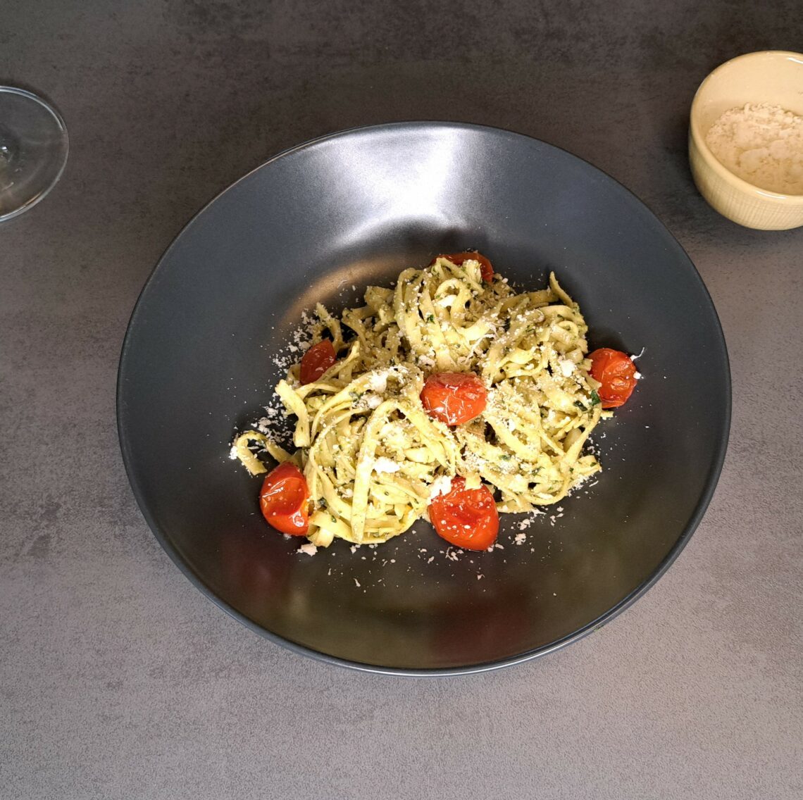 Linguine con pesto e pomodori – Linguine mit Pesto und Tomaten-Rezept
