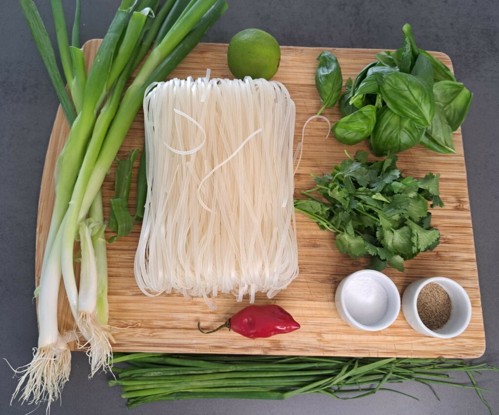 Phở – Vietnamesische Rindfleischsuppe - Zutaten Fertigstellung