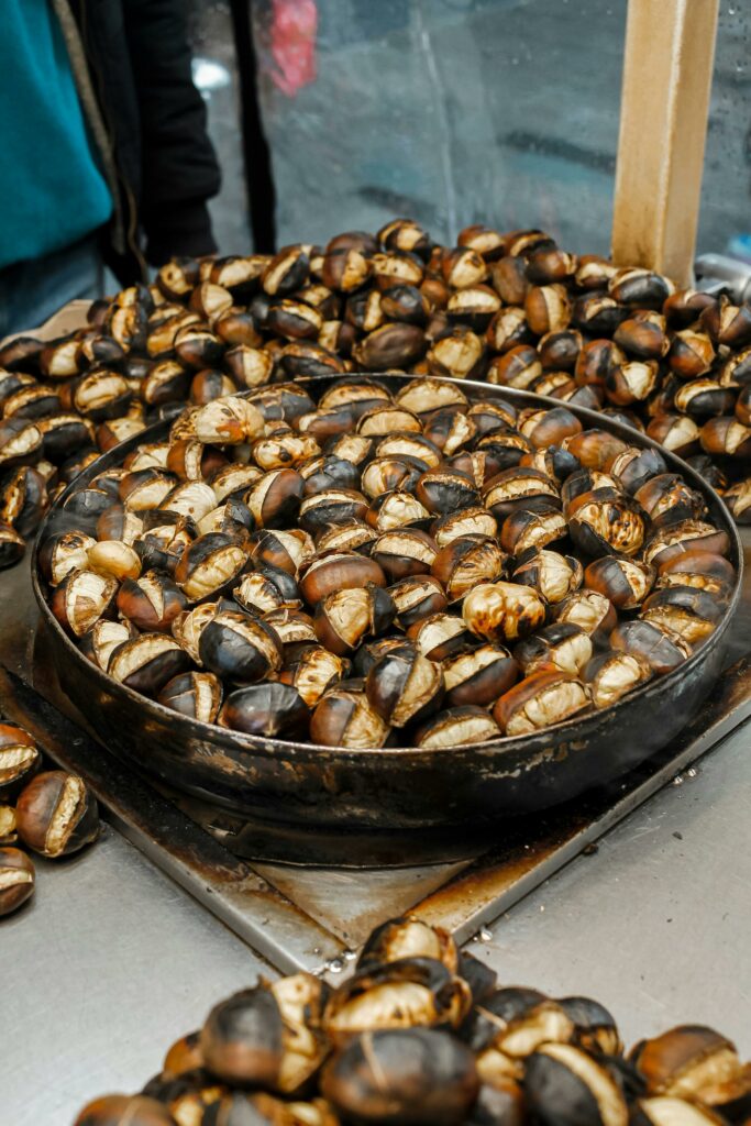 Esskastanien mit der Pfanne