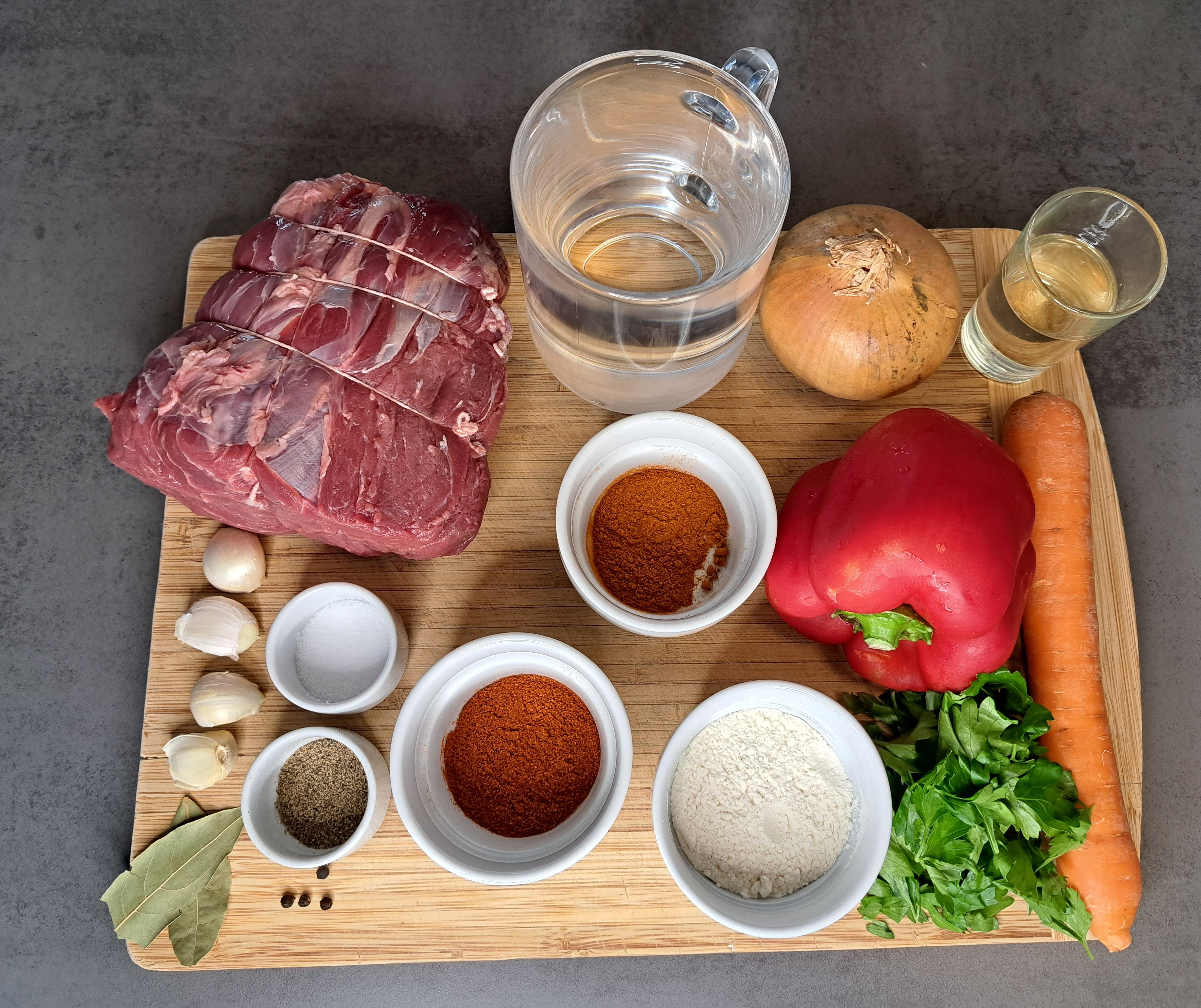 Gulasz wołowy – Polnisches Rindergulasch-zutaten