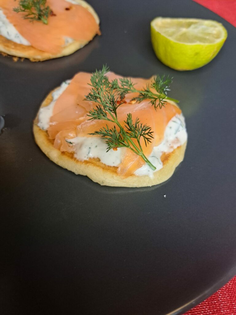 Blinis au Saumon Fumé – Französische Blinis mit Räucherlachs-Lifestyle1