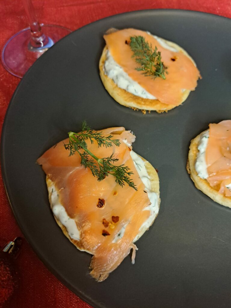 Blinis au Saumon Fumé – Französische Blinis mit Räucherlachs-Lifestyle2
