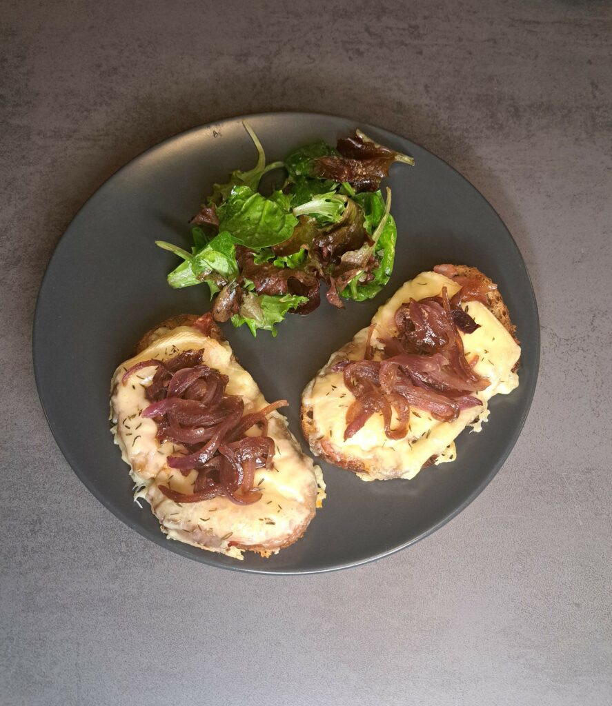 Raclette-Brötli mit Zwiebeltopping-Lifestyle2