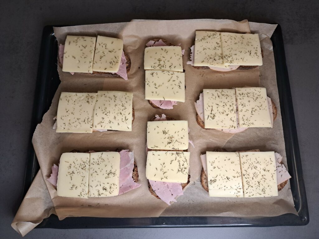 Raclette-Brötli-mit-Zwiebeltopping-Zubereitung