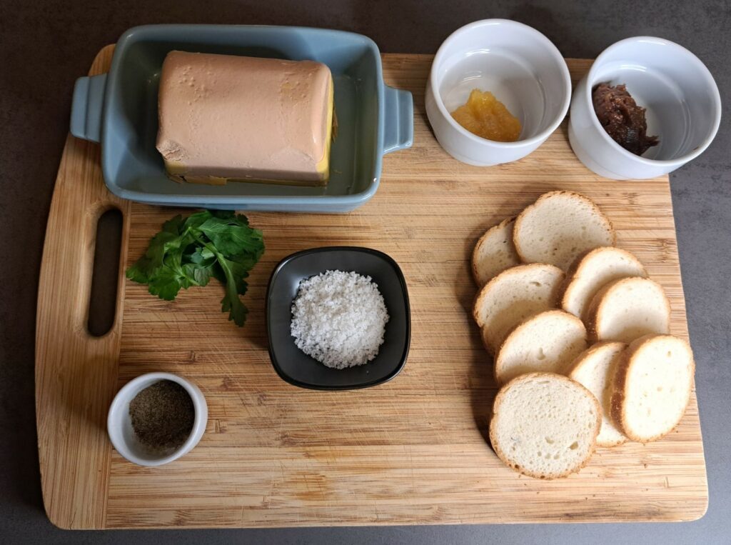 Foie Gras au Toast – Gänsestopfleber auf Toast mit Konfitüre-Zutaten