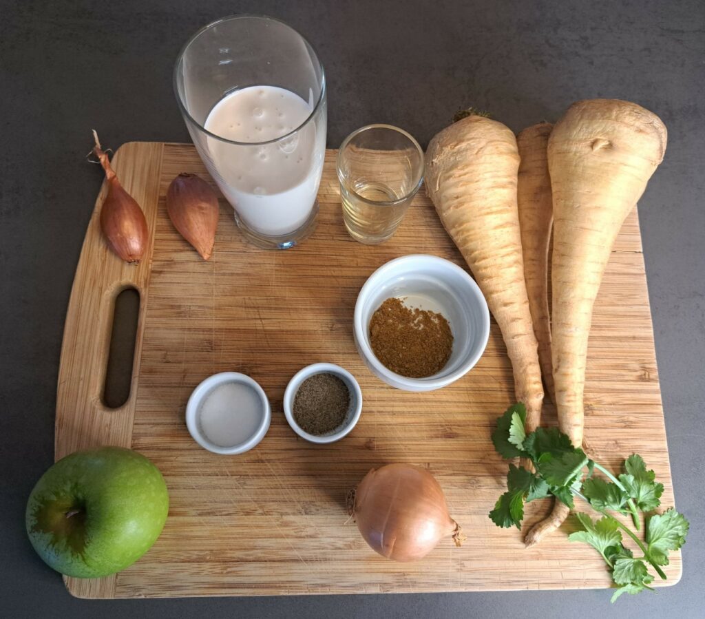 Englische Pastinaken-Apfel-Cremesuppe mit Curry-Zutaten